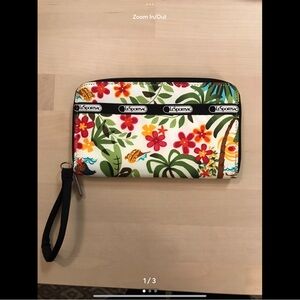 LESPORTSAC RARE Tropical Floral Wristlet - Anna Hula pattern